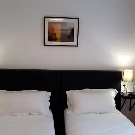 Les Chambres De L'hostellerie Du Commerce Bed & Breakfast